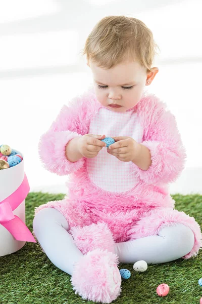 Lindo Niño Traje Mullido Rosa Sosteniendo Huevo Codorniz Azul Mientras — Foto de Stock