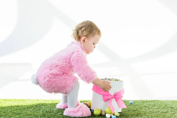 Bedårande Barn Rosa Fluffiga Kostym Står Nära Rutan Med Rosa — Stockfoto