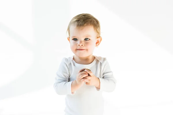Bedårande Drömmande Baby Med Blont Hår Ser Bort Isolerade Vitt — Stockfoto