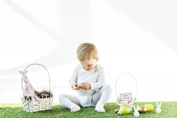 Lindo Niño Sentado Cerca Cestas Paja Con Huevos Pascua Conejos — Foto de Stock