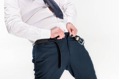 beyaz izole dar pantolon koyarak resmi giyim kilolu adam kırpılmış görünümü