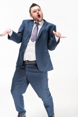 takım elbiseli tombul adam yüz ifadesi yapma ve elleri beyaz izole ile gesturing