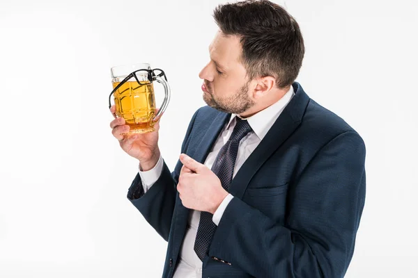 Paffuto Uomo Formale Usura Possesso Vetro Birra Con Bicchieri Isolato — Foto Stock