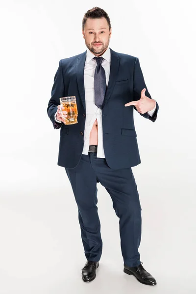 白のビールのグラスに指を指差すフォーマルな服装の太りすぎの男 — ストック写真