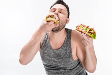 beyaz izole lezzetli sosisli yeme tank üst kilolu adam