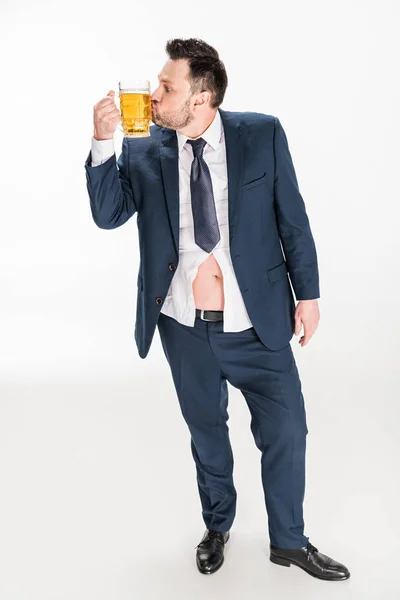 Hombre Con Sobrepeso Traje Formal Besos Vaso Cerveza Blanco — Foto de Stock