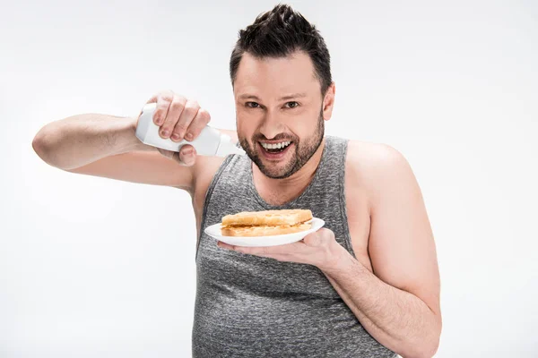 Homem Com Excesso Peso Feliz Segurando Garrafa Xarope Waffles Isolados — Fotografia de Stock