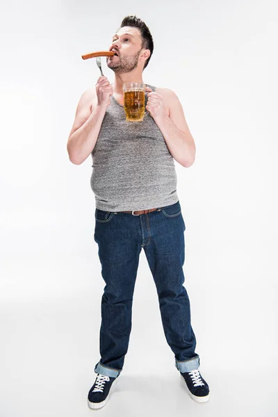 Hombre Con Sobrepeso Mordiendo Salchichas Sosteniendo Vaso Cerveza Blanco — Foto de Stock