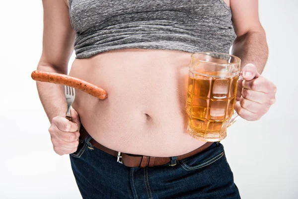 Przycięte Widok Nadwagą Człowiek Pokazując Brzuch Trzymając Szklankę Piwa Grillowaną — Zdjęcie stockowe