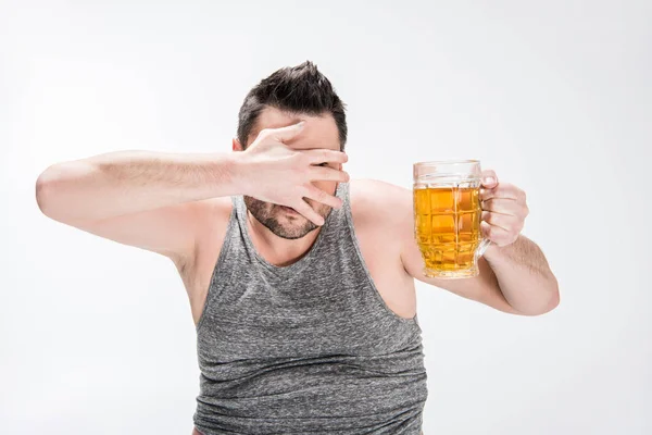 Homem Com Sobrepeso Cobrindo Rosto Com Mão Segurando Vidro Cerveja — Fotografia de Stock