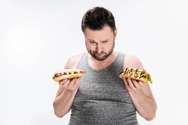 Hombre Con Sobrepeso Camiseta Tanque Sosteniendo Perros Calientes Aislados Blanco — Foto de Stock