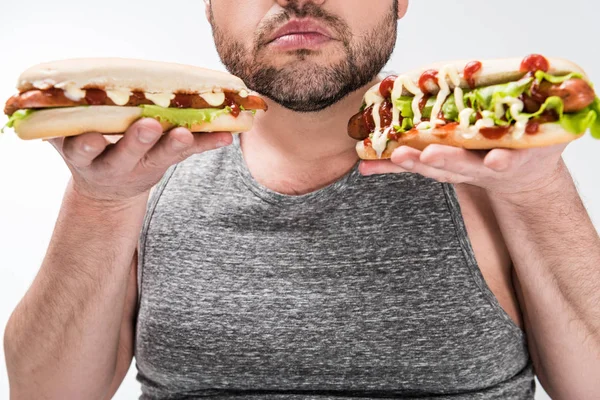 Gedeeltelijke Weergave Van Overgewicht Man Houden Hotdogs Geïsoleerd Wit — Stockfoto
