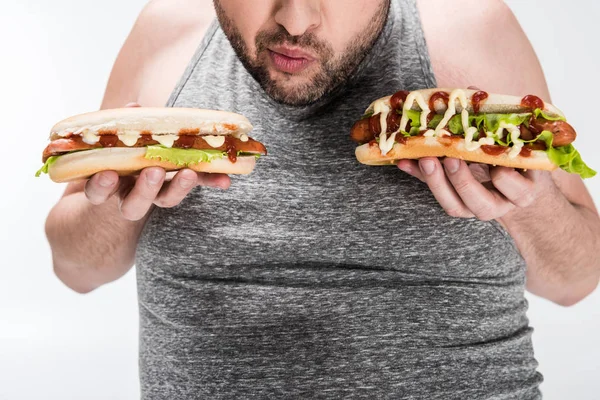 Visão Parcial Homem Com Sobrepeso Segurando Deliciosos Cachorros Quentes Isolados — Fotografia de Stock