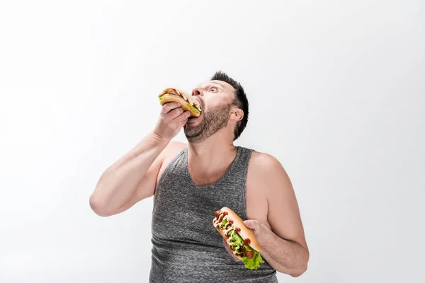 Pria Gemuk Lapar Tank Top Makan Hot Dog Atas Putih — Stok Foto