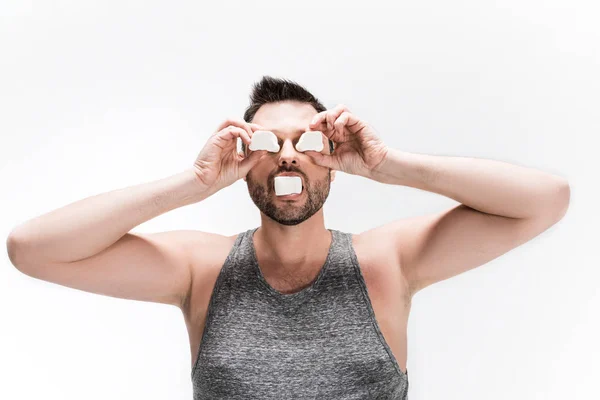 Gordinha Homem Cinza Tanque Superior Segurando Marshmallows Frente Rosto Isolado — Fotografia de Stock