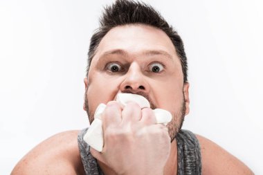 şok kilolu adam marshmallows yeme ve kamera beyaz izole bakarak