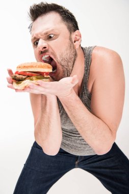 beyaz burger ile poz verirken yüz ifadesi yapma kilolu adam