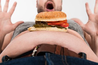 beyaz izole göbek gesturing üzerinde burger ile heyecanlı kilolu adam kısmi görünümü