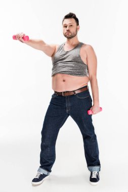 beyaz pembe halter ile çalışırken kamera bakarak kilolu adam