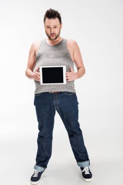 kilolu adam kamera bakıyor ve beyaz boş ekran ile dijital tablet gösteren