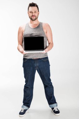 kilolu adam kameraya bakıyor ve beyaz izole boş ekran ile dizüstü bilgisayar gösteren