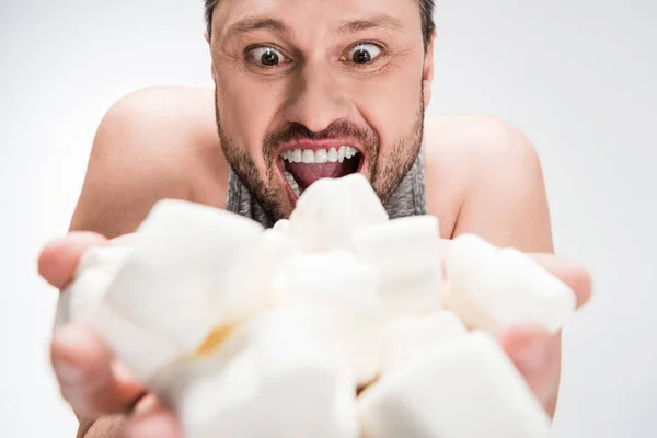 Fokus Selektif Dari Gembira Pria Gemuk Memegang Marshmallow Pada Putih — Stok Foto