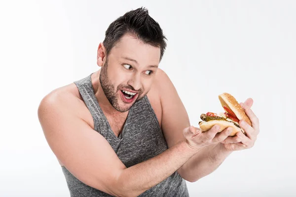 Sonriente Hombre Con Sobrepeso Camiseta Con Hamburguesa Aislada Blanco — Foto de Stock