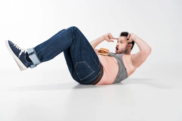 Hombre Con Sobrepeso Hamburguesa Vientre Acostado Haciendo Ejercicios Abdominales Blanco — Foto de Stock