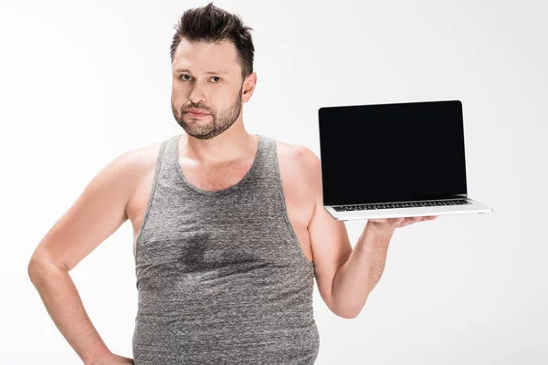 Sovrappeso Uomo Guardando Fotocamera Mostrando Laptop Con Schermo Vuoto Isolato — Foto Stock