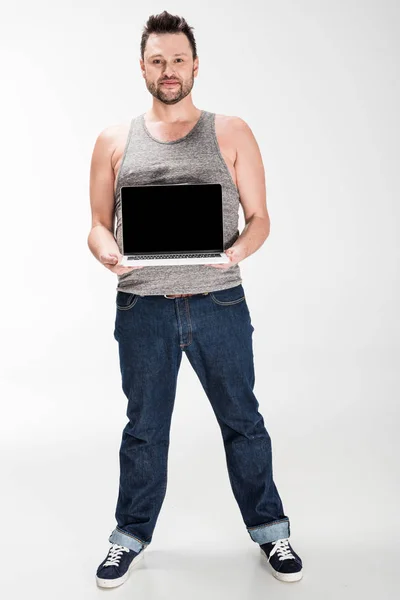 Надмірна Вага Людини Дивиться Камеру Показує Ноутбук Порожнім Екраном Ізольовано — стокове фото