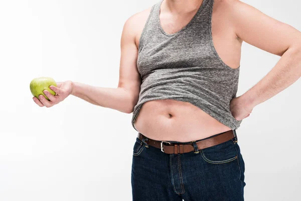 Περικομμένη Όψη Του Υπέρβαρων Άνθρωπος Κρατώντας Πράσινο Μήλο Απομονώνεται Λευκό — Φωτογραφία Αρχείου