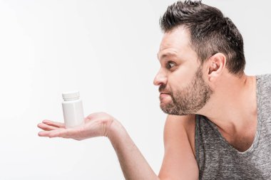 beyaz izole ilaç şişesi tutan kilolu adam yan görünümü