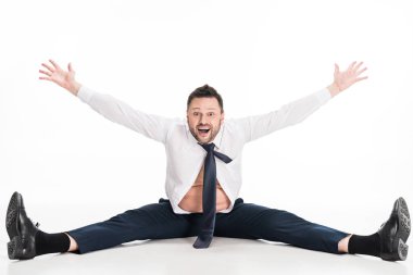 gergin elleri ile oturan ve beyaz kamera bakarak sıkı resmi giyim mutlu kilolu adam