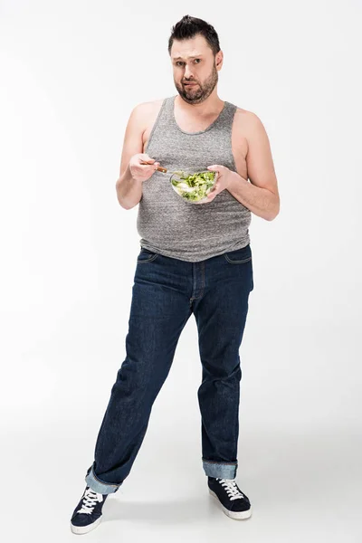 Unzufriedener Übergewichtiger Mann Blickt Kamera Und Hält Schüssel Salat Auf — Stockfoto