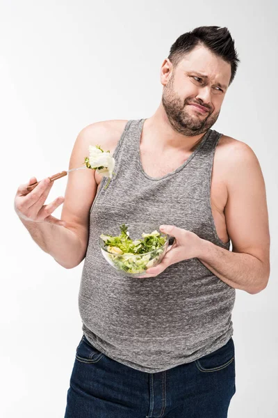 Unzufriedener Übergewichtiger Mann Hält Schüssel Salat Isoliert Auf Weiß — Stockfoto