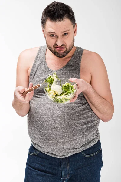 Hombre Con Sobrepeso Insatisfecho Sosteniendo Tazón Ensalada Blanco —  Fotos de Stock