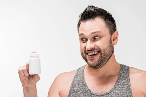 Homem Com Excesso Peso Feliz Segurando Garrafa Medicamento Isolado Branco — Fotografia de Stock