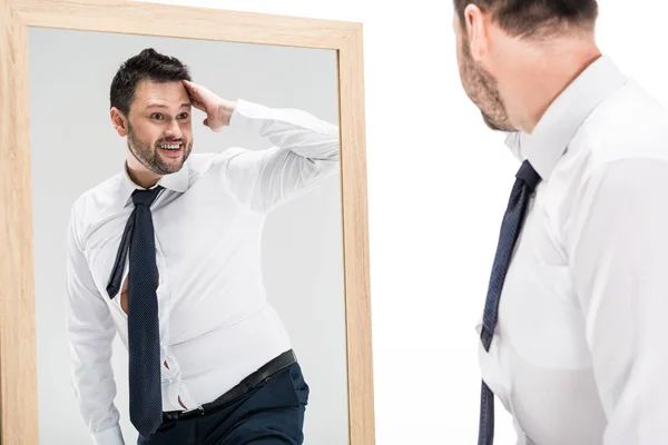 Leende Övervikt Man Formella Slitage Tittar Reflektion Spegeln Isolerad Vitt — Stockfoto