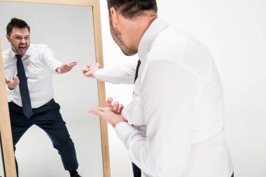 beyaz izole ayna bakarken resmi giyim tombul adam dil dışarı yapıştırma