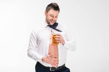 bira cam tutan ve beyaz göbek dokunmadan sıkı gömlek mutlu kilolu adam
