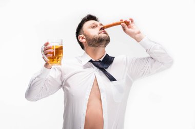 gözleri sosis kokusu kokusu kapalı ve beyaz izole bira cam tutan kilolu adam