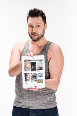 kilolu adam kameraya bakıyor ve ekranda beyaz izole pinterest uygulaması ile dijital tablet gösteren