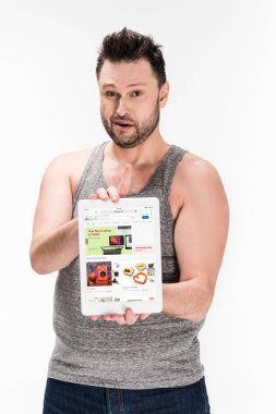 kilolu adam kameraya bakıyor ve beyaz izole ekranda ebay uygulaması ile dijital tablet gösteren