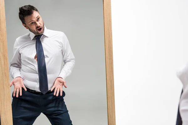 Hombre Con Sobrepeso Gesto Desgaste Formal Mientras Mira Espejo Aislado — Foto de Stock