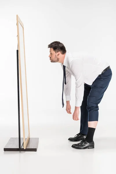 Homem Com Sobrepeso Desgaste Formal Curvando Olhando Para Espelho Branco — Fotografia de Stock