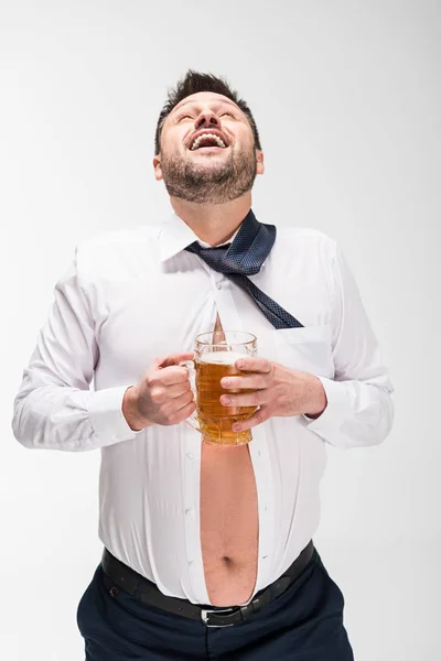 Feliz Hombre Con Sobrepeso Camisa Apretada Riendo Mientras Sostiene Vaso — Foto de Stock