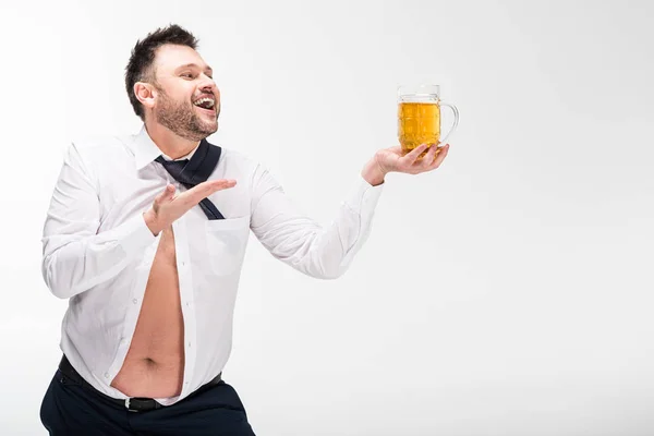 Sonriente Hombre Con Sobrepeso Camisa Apretada Sosteniendo Vaso Cerveza Haciendo — Foto de Stock