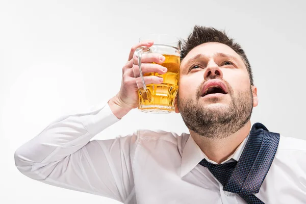 Homme Potelé Tenant Verre Bière Près Visage Isolé Sur Blanc — Photo