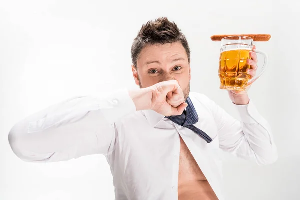 Sobrepeso Homem Cobrindo Boca Com Mão Segurando Vidro Cerveja Com — Fotografia de Stock