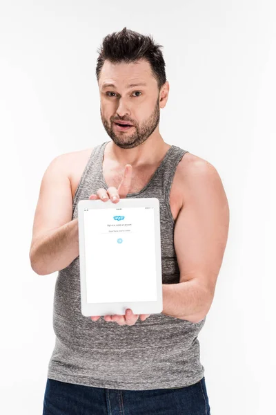 과체중 남자는 카메라를보고 흰색에 화면에 스카이프 프로그램과 디지털 태블릿을 보여주는 — 스톡 사진